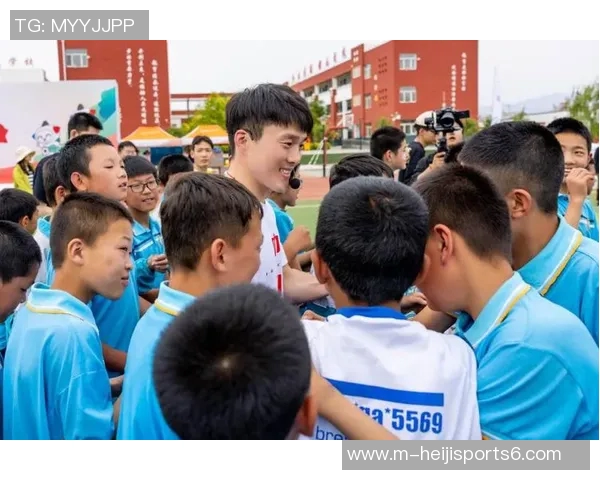 足球跑道上的青春梦想与拼搏精神交织成的精彩瞬间